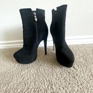 Black suede high heel booties!!